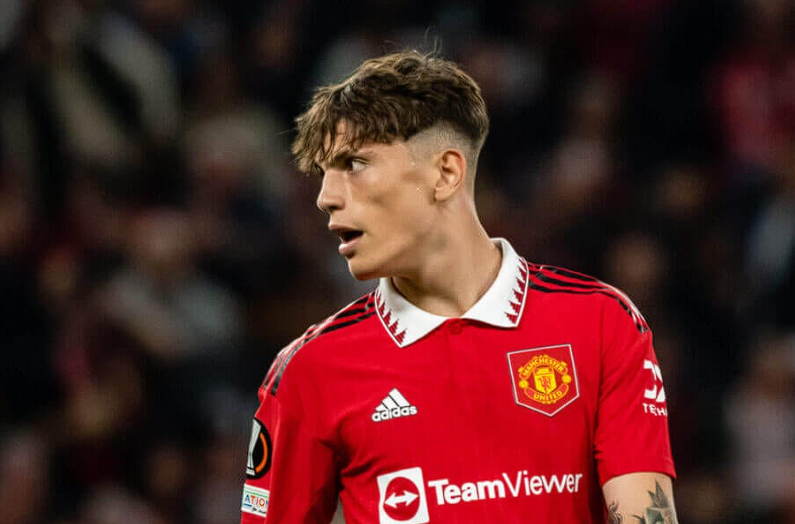 曼联转会决策：基于球员状况的审慎考量