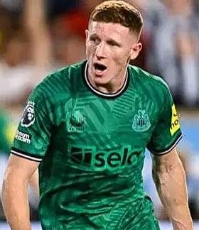 曼联引援动态：中场革新与左边锋补强策略解析